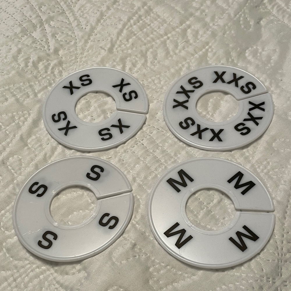 New Set of 4 White Round Plastic Clothing Rack Size Dividers XXS XS S & M